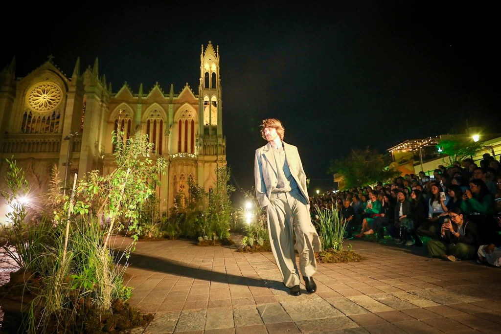 Desfile a los pies del Expiatorio. SAPICA&nbsp;94
